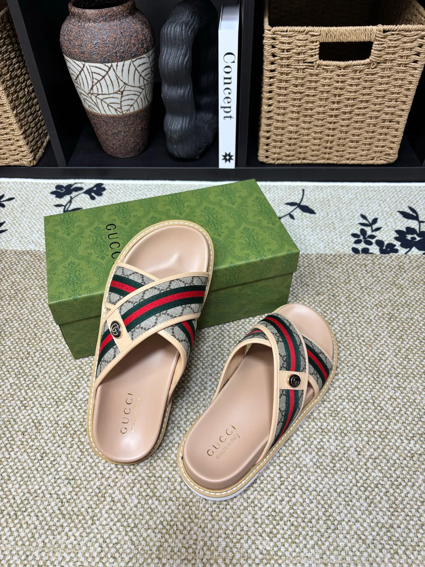 Factory 💰 300 yuan Gucci slippers] high-end men's shoes brand official website 1:1 latest masterpiece: original mold customization, the fabric is made of imported original materials, upgraded outsole, lighter and non-slip. The market's top quality, simple yet tasteful, a must-have for fashionistas, fashionable at your feet, full of confidence, the same style at the counter 👍The season of summer slippers is here. Code: 38-45 (45 customized)